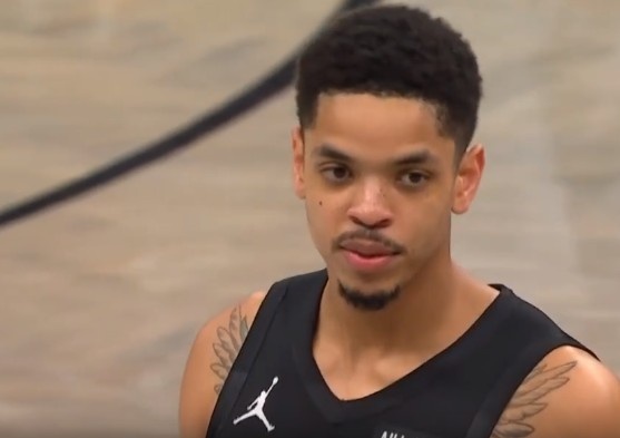 yl23455永利最新网址-科比·怀特虚晃上篮被米诺特结结实实打到脸上 后者被吹一级恶意